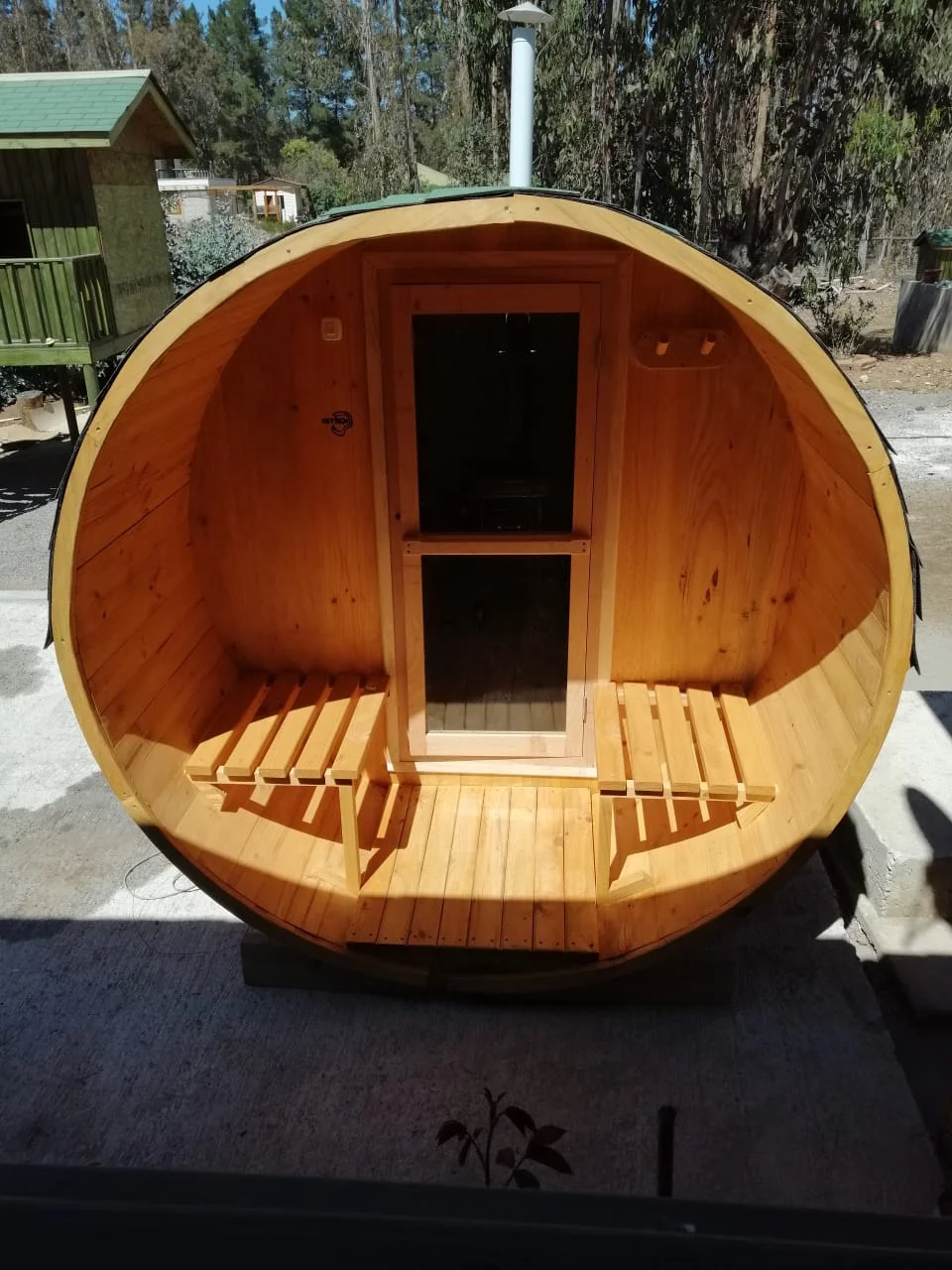 Frente de sauna barril de madera con puerta y bancas
